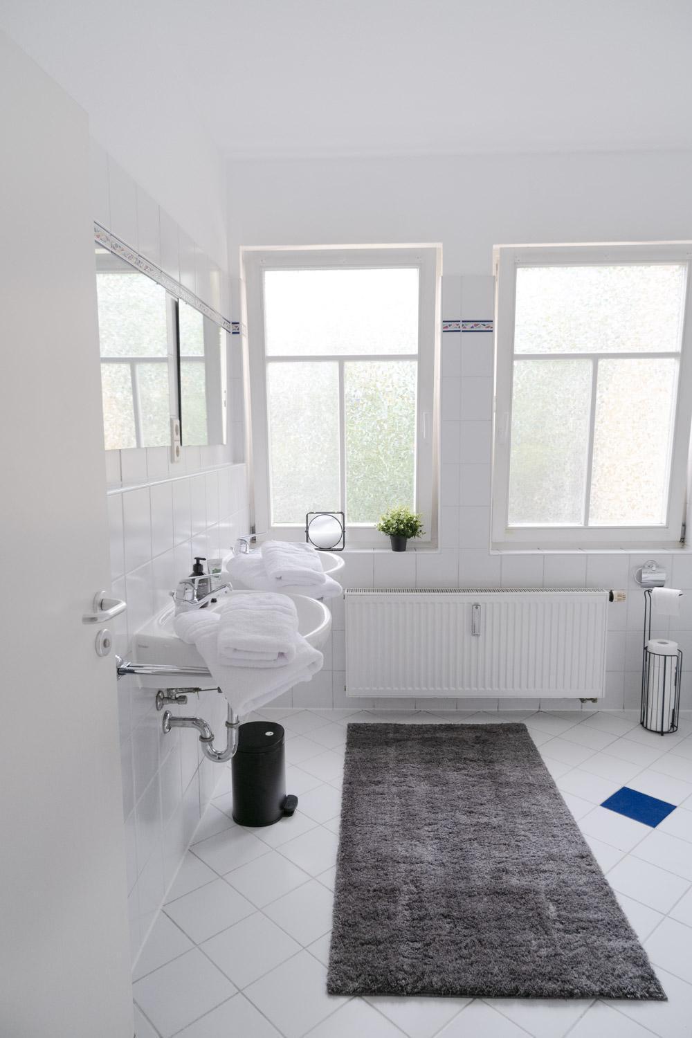Bella Casa - Business&Family - 2 Zimmer Direkt Neben Schloss, Parkplatz, Smarttv, Netflix, Waschmaschine, 24H Checkin, 71Qm, Kingsizebett, Hotelbettwaesche Ludwigsburg Exteriör bild