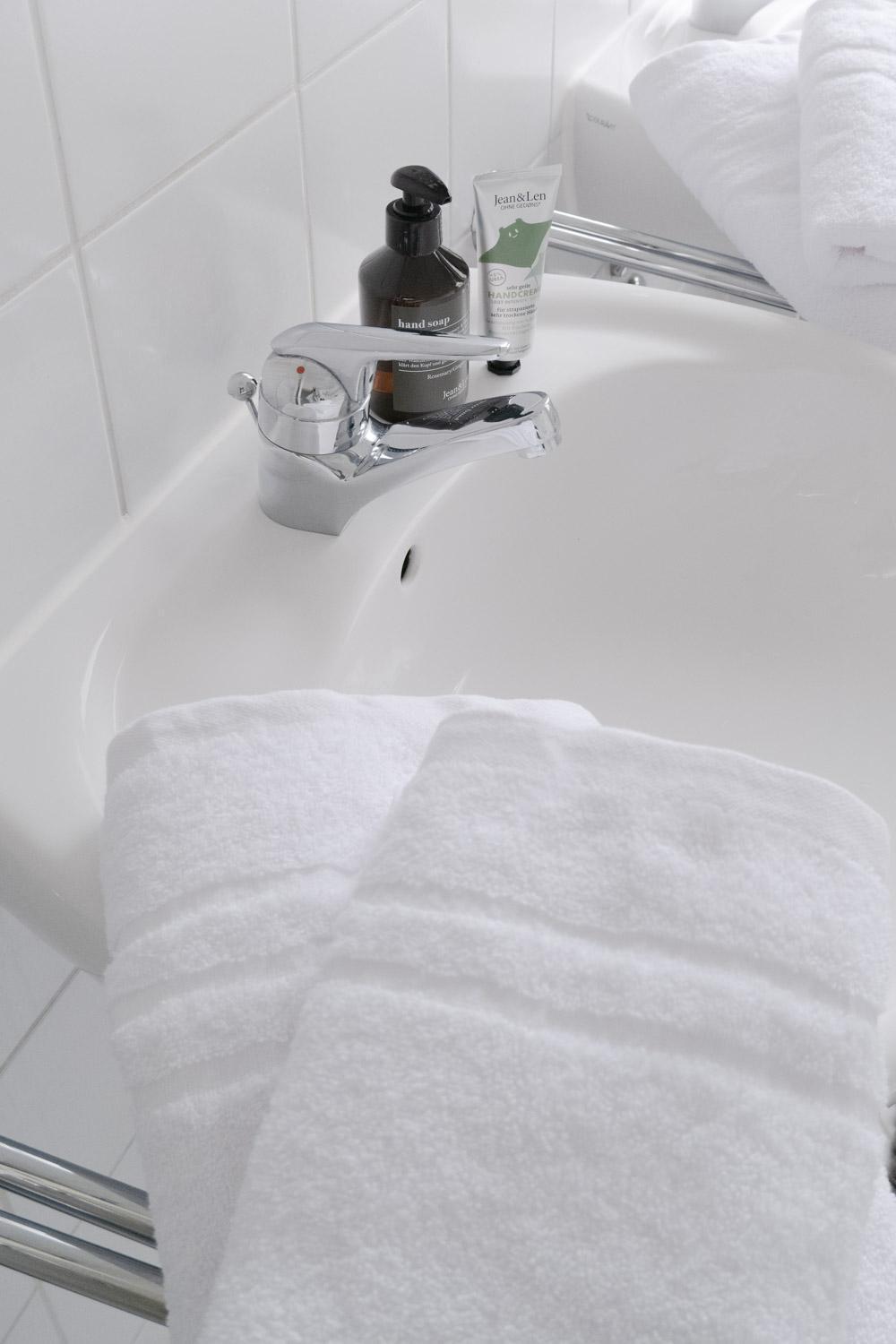 Bella Casa - Business&Family - 2 Zimmer Direkt Neben Schloss, Parkplatz, Smarttv, Netflix, Waschmaschine, 24H Checkin, 71Qm, Kingsizebett, Hotelbettwaesche Ludwigsburg Exteriör bild